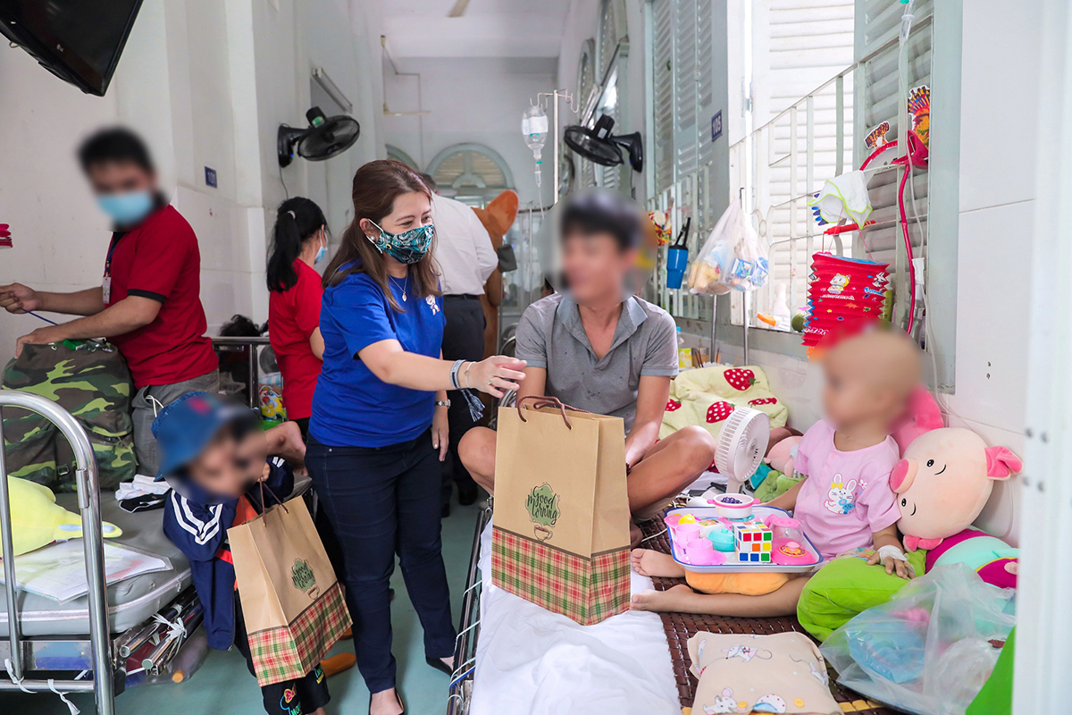 Bên cạnh trao tặng quà, Sanofi còn đóng góp 110 triệu đồng vào quỹ hỗ trợ bệnh nhi khó khăn đang điều trị tại các bệnh viện Nhi tại Hà Nội, TP.HCM và Đà Nẵng thông qua một tổ chức phi chính phủ