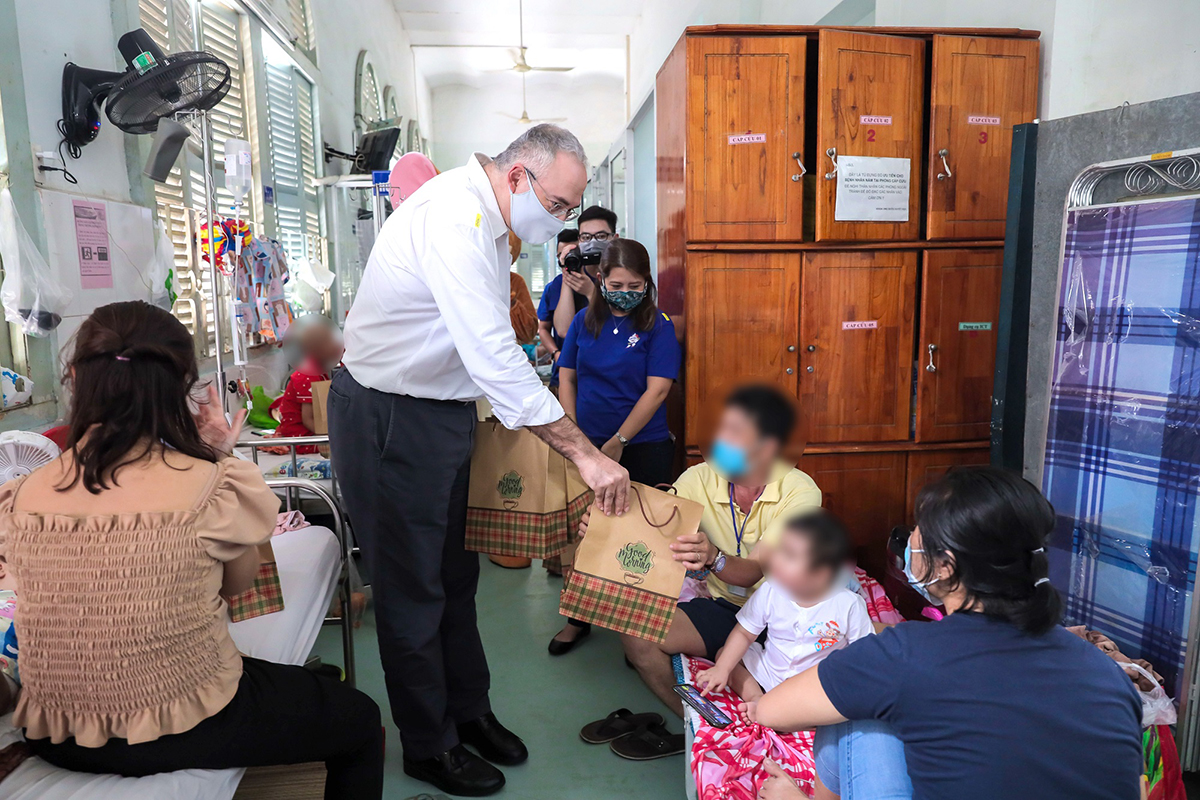  Đại diện ban lãnh đạo và tập thể nhân viên Sanofi đã đến tặng 450 phần quà trung thu cho các bệnh nhi đang điều trị tại khoa Ung bướu, khoa Tim mạch và khoa Nội tổng hợp của Bệnh viện Nhi đồng 2 TP.HCM
