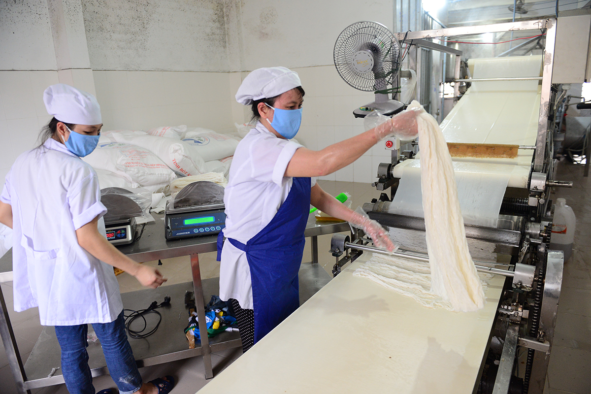 Sản xuất bún tại Công ty Nguyễn Bính - Ảnh: NVCC