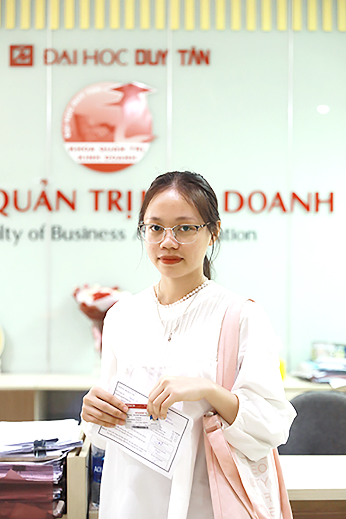 Nữ sinh Nguyễn Thị Khánh Chi (28/30 điểm) đến nhập học tại ĐH Duy Tân
