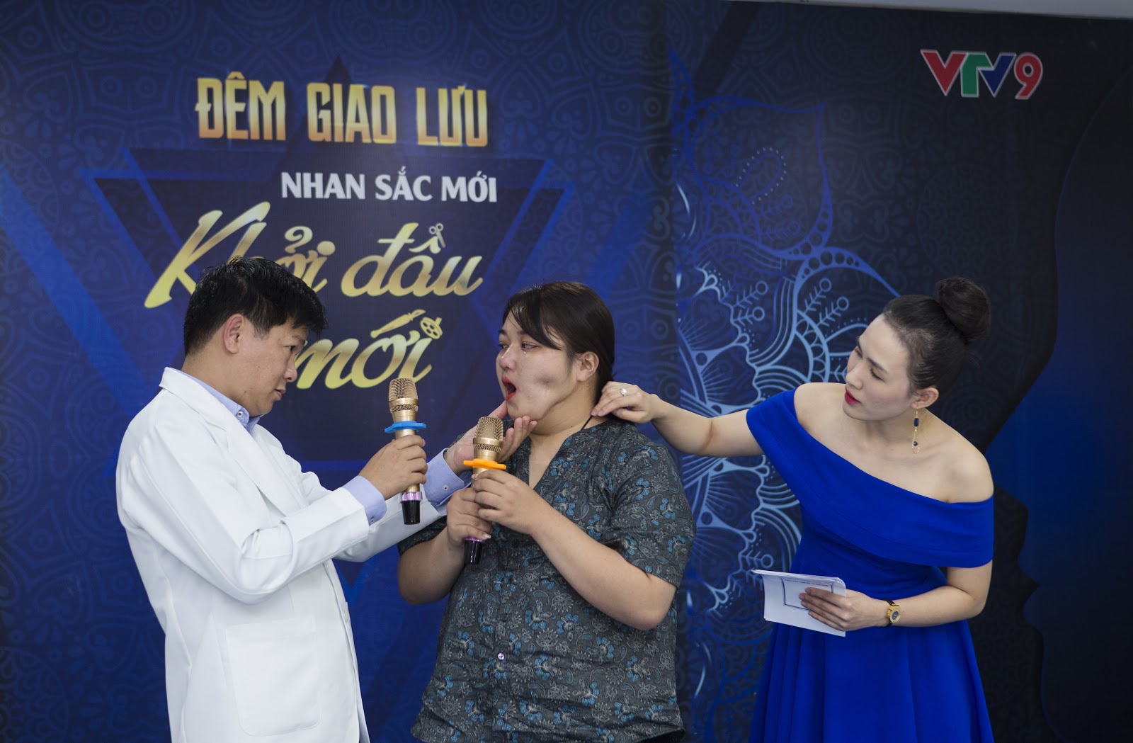 Tiến sĩ - Bác sĩ Nguyễn Phan Tú Dung - Giám đốc Bệnh viện Thẩm mỹ JW Hàn Quốc thăm khám gương mặt Út Loan