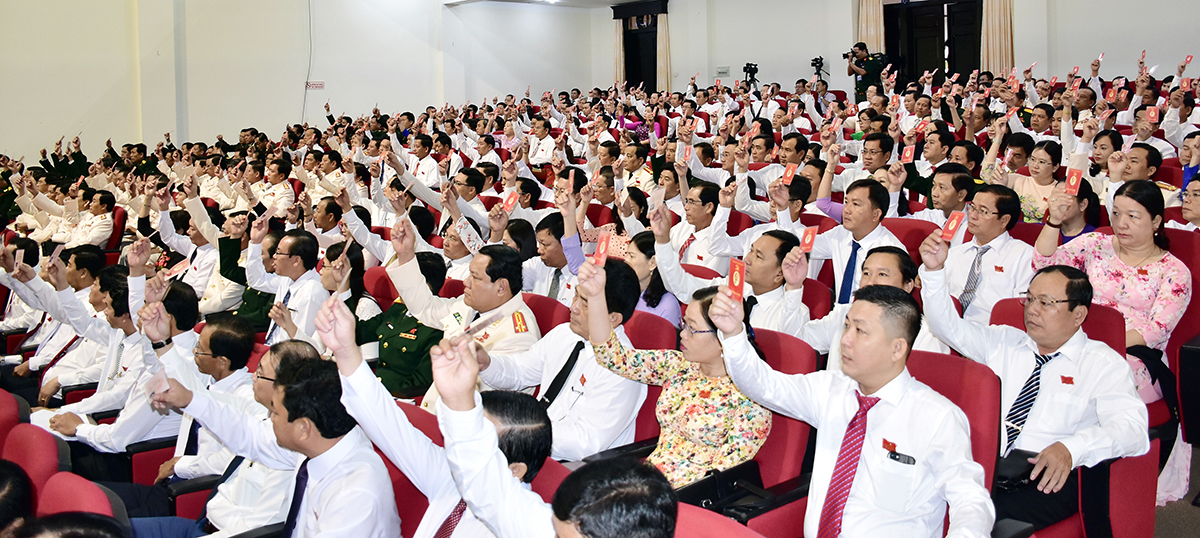 Đại biểu biểu quyết thông quan đề cử nhân sự bầu Ban chấp hành Đảng bộ khóa mới. Ảnh: Trần Thanh Phong