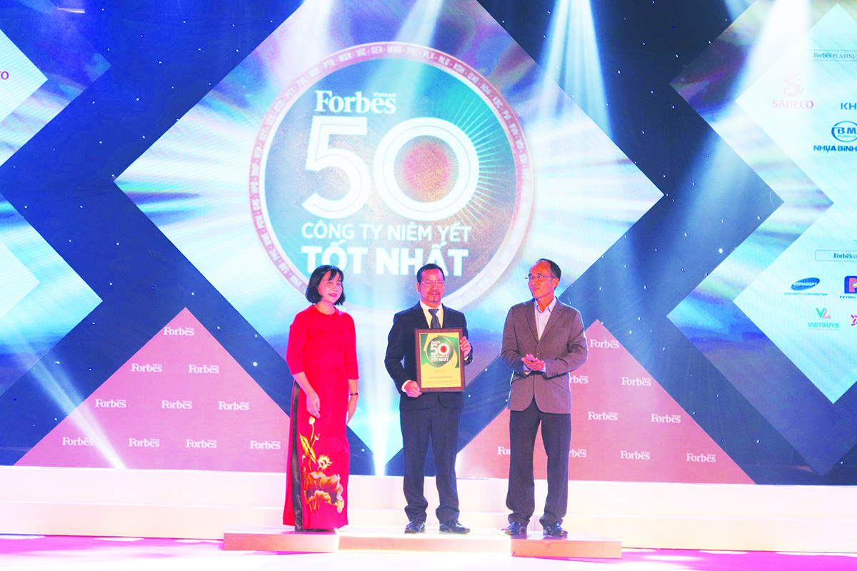 Đại diện Tập đoàn Masan nhận giải Top 50 công ty niêm yết tốt nhất Việt Nam