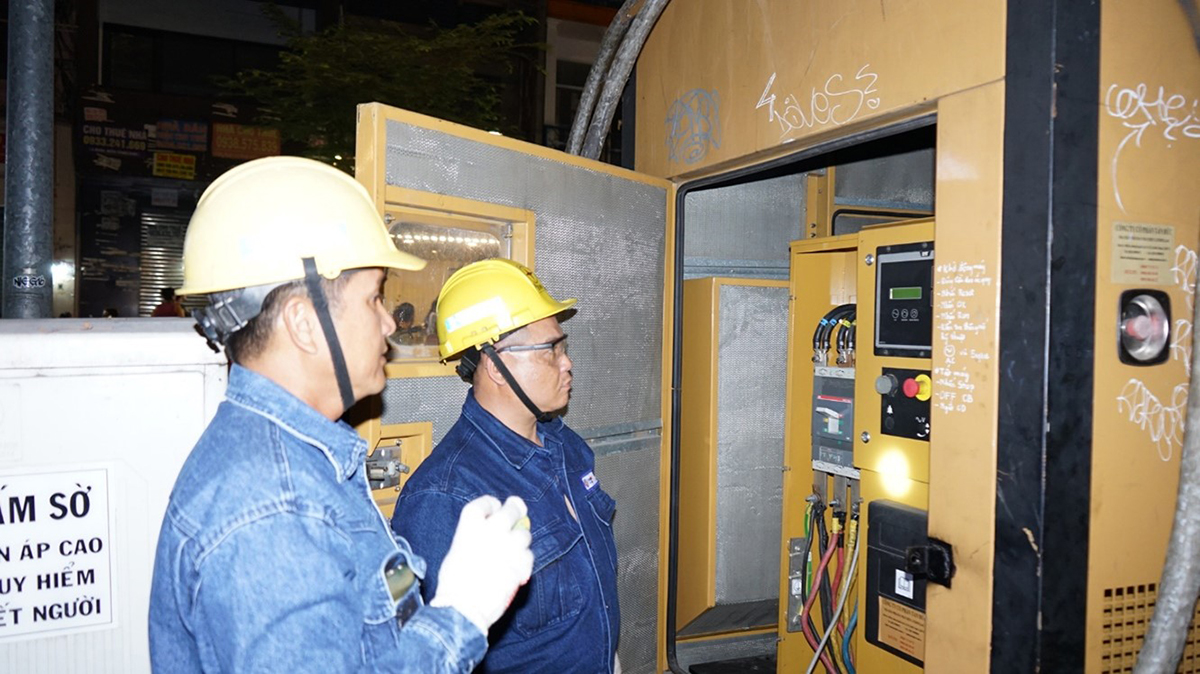Công nhân kiểm tra máy phát điện dự phòng trong mỗi ca trực - ẢNH: EVNHCMC