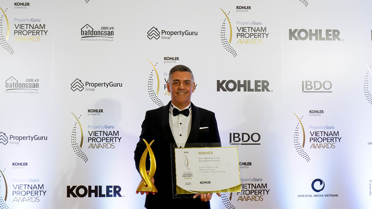 1-Ông Jason Turnbull, Phó tổng giám đốc kiêm Giám đốc Tài chính Masterise Homes, đại diện nhận giải thưởng tại Vietnam Property Awards