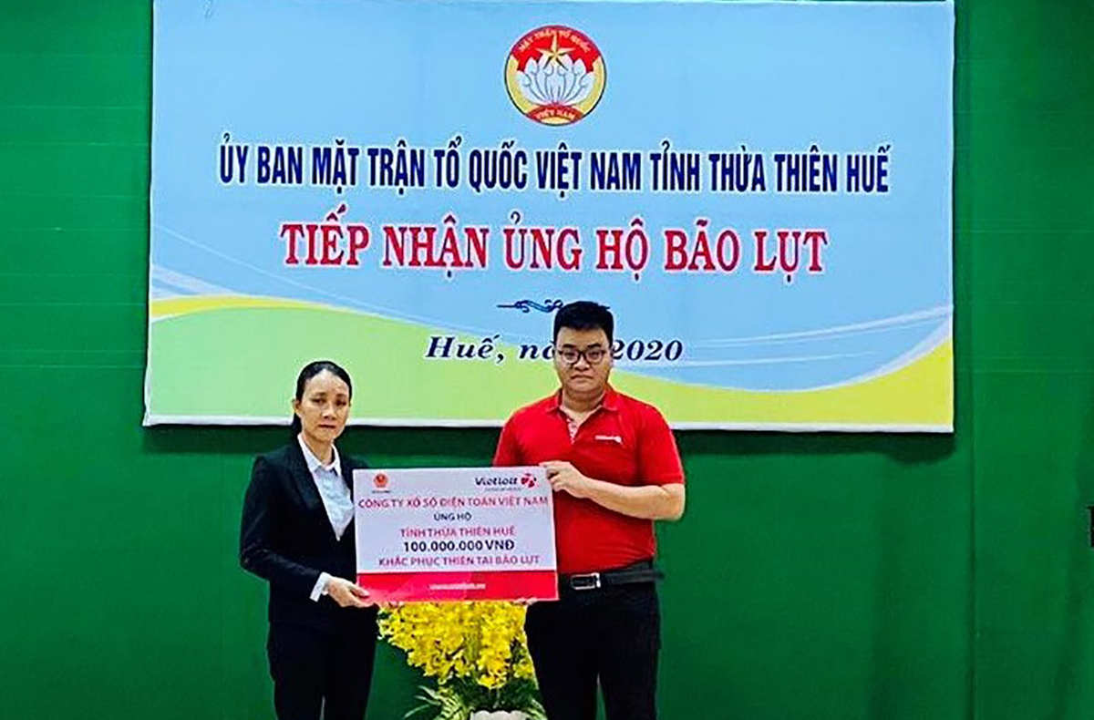 Đại diện Vietlott ủng hộ đồng bào thông qua UBMTTQ tỉnh Thừa Thiên Huế