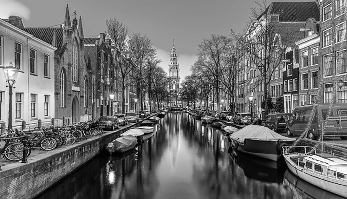 Amsterdam – Thủ đô Hà Lan với hệ thống kênh đào chằng chịt nhưng rất khoa học và không chỉ trở thành nét văn hóa du lịch độc đáo mà còn trở thành một trong những cảng quan trọng nhất trên thế giới trong thời kỳ hoàng kim của Hà Lan; ngày nay Amsterdam là Di sản thế giới được UNESCO công nhận
