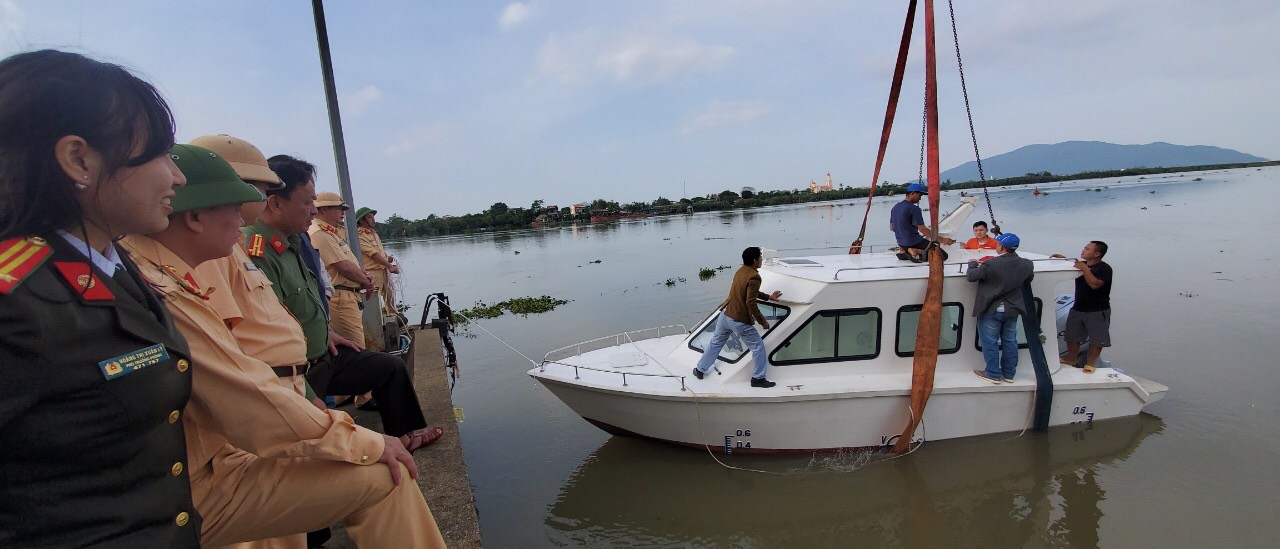 Một trong hai chiếc ca nô được hạ thủy trước sự chứng kiến của lực lượng công an tỉnh Hà Tĩnh