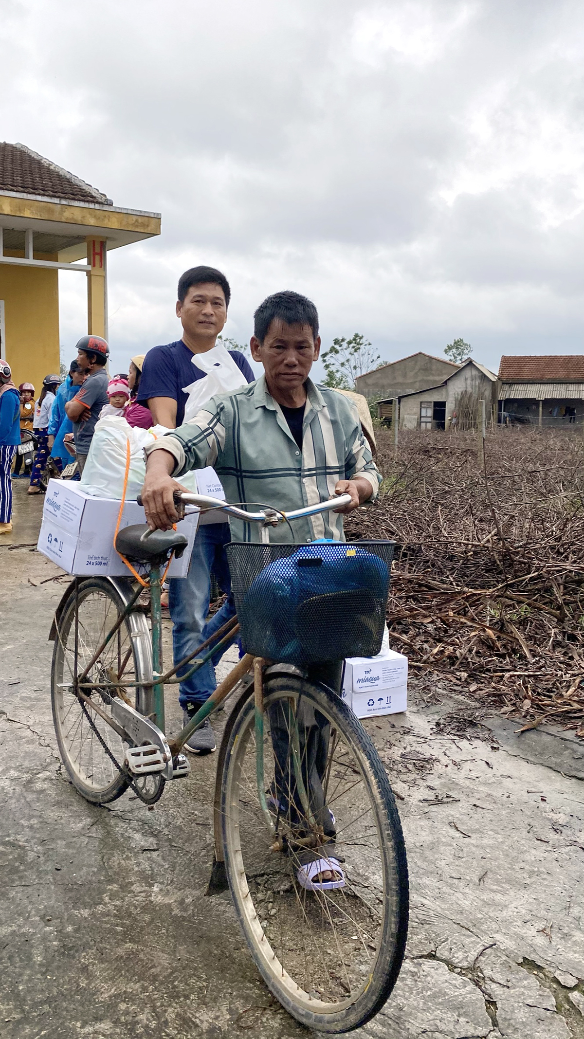 Những phần quà được trao với mong muốn giúp người dân nơi đây phần nào vượt qua khó khăn, sớm ổn định cuộc sống