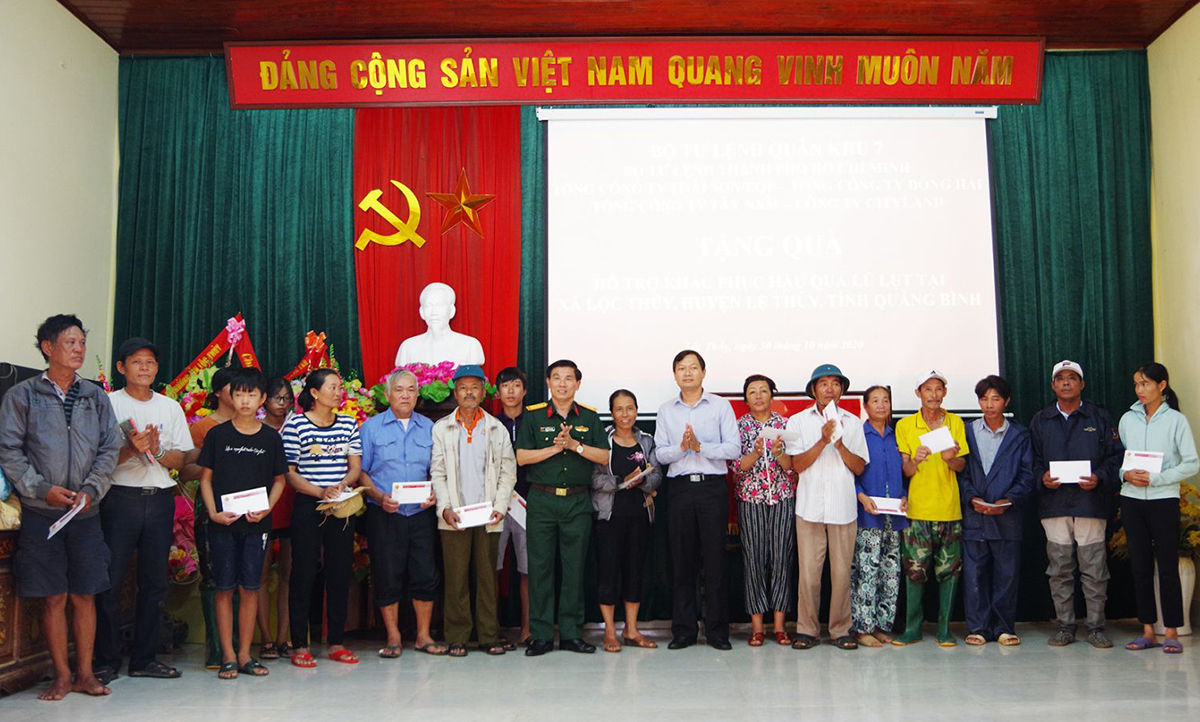 Ông Phạm Thanh Dũng - Phó tổng giám đốc Công ty CityLand (thứ 8 từ phải qua) thăm và tặng quà tại tỉnh Quảng Bình ngày 30.10