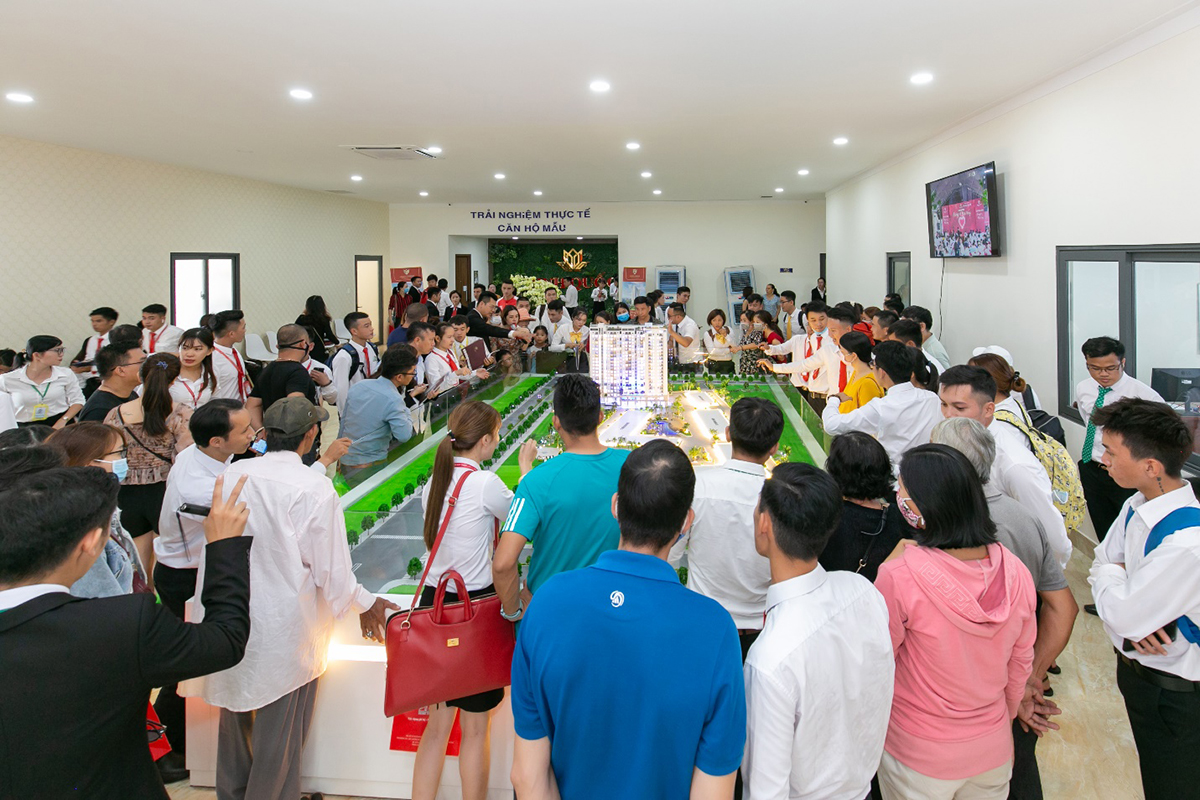 Mỗi ngày, hàng trăm khách hàng chen lấn tìm hiểu thông tin khu căn hộ Legend Complex
