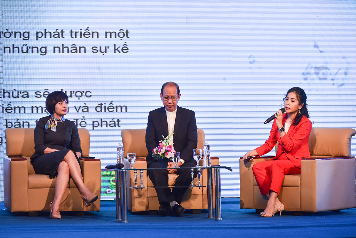 Bà Trần Uyên Phương, Phó tổng giám đốc Tập đoàn Tân Hiệp Phát chia sẻ về văn hóa doanh nghiệp tại Diễn đàn Tái thiết kinh tế trong bối cảnh mới từ góc độ Văn hóa kinh doanh