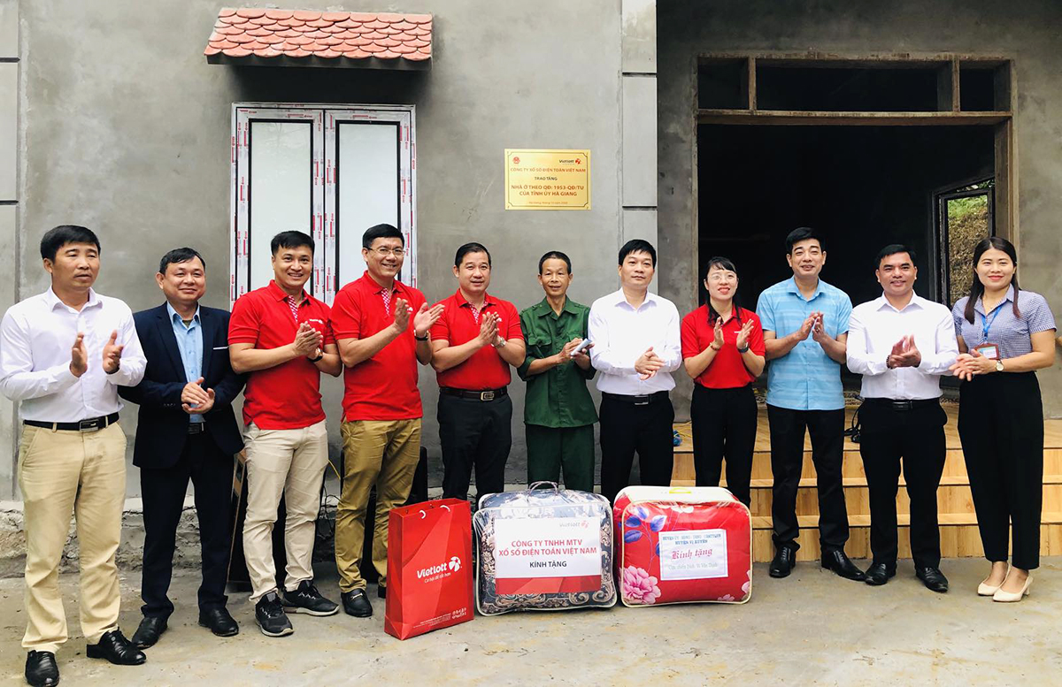 Tổng Giám đốc Công ty Xổ số điện toán Việt Nam và Chủ tịch huyện Vị Xuyên chúc mừng ông Thịnh nhận căn nhà mới