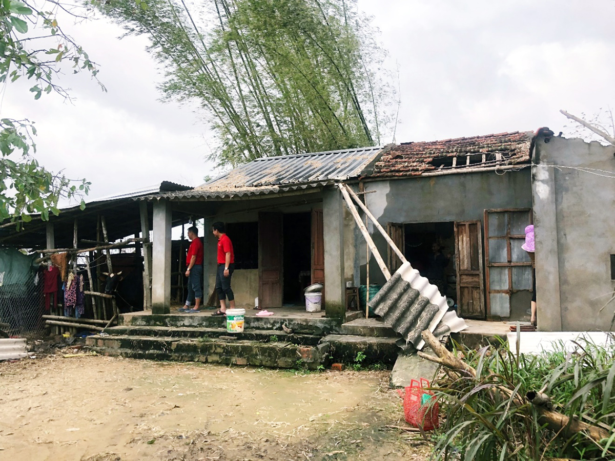 Đoàn Công ty Xổ số Điện toán Việt Nam (thuộc Vietlott) và UBND xã Nghĩa Dũng đến thăm hỏi và trao tặng các phần quà để người dân xã Nghĩa Dũng sửa lại căn nhà sau cơn bão