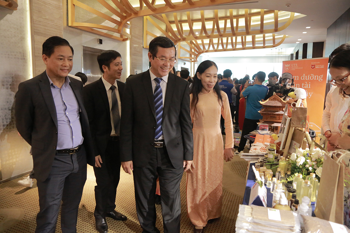 Thứ trưởng Bộ GD-ĐT Nguyễn Văn Phúc cùng đại diện Trường Đại học Văn Lang tham quan khu trưng bày sản phẩm công nghệ tại Diễn đàn Hợp tác và đầu tư giáo dục năm 2020