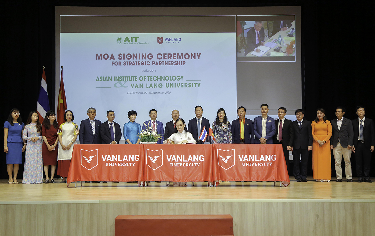 PGS-TS Trần Thị Mỹ Diệu ký kết MOA (trực tuyến) với Viện Công nghệ Châu Á (AIT)