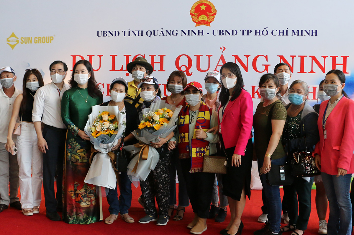 Bà Nguyễn Thị Hạnh, Phó chủ tịch UBND Quảng Ninhđón đoàn 30 du khách đến từ miền Nam sáng 19.11.2020 – Ảnh: Diệu Mi