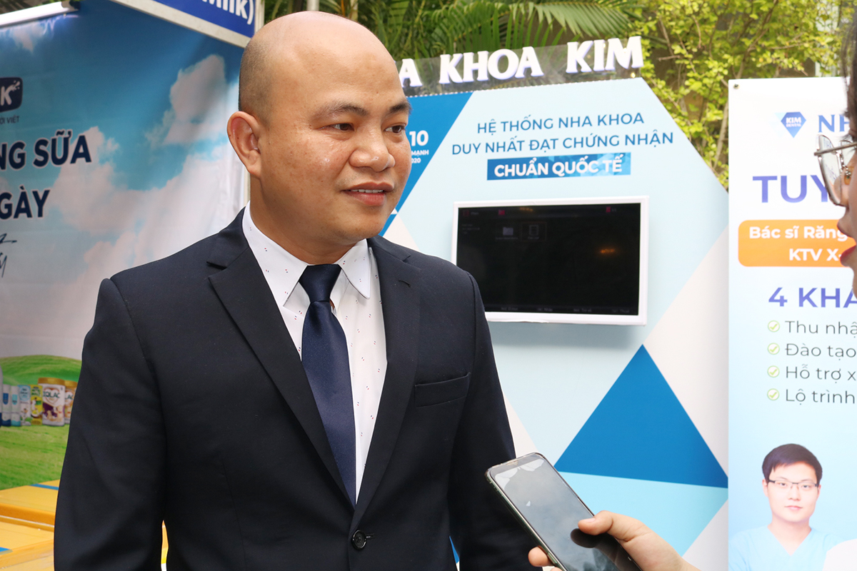Ông Sử Duy Bin - Tổng giám đốc hệ thống Nha khoa Kim chia sẻ với báo chí