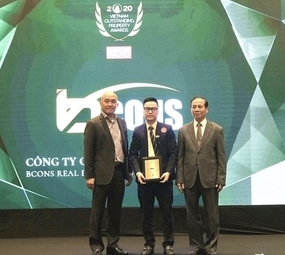 Ông Đỗ Thanh Bình - Phó chủ tịch HĐQT Tập đoàn Bcons nhận giải Nhà phát triển Khu đô thị tiêu biểu