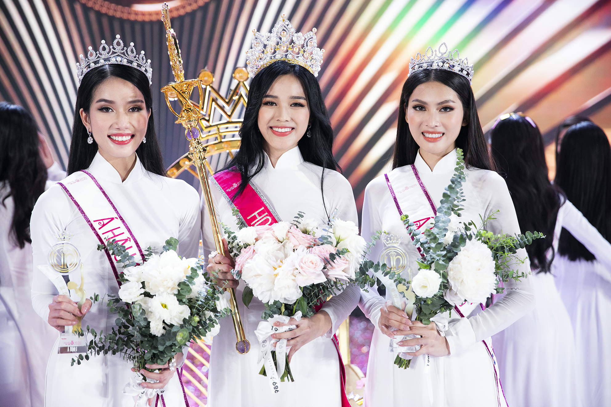 H6. Top 3 Hoa hậu Việt Nam 2020 đăng quang trong tà áo dài trắng khiến