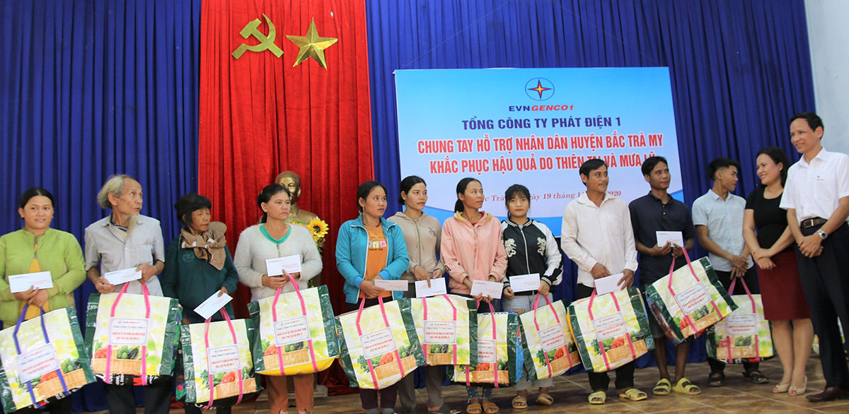 100 phần quà đã được trao tận tay người dân huyện Bắc Trà My - Ảnh: EVNGENCO1