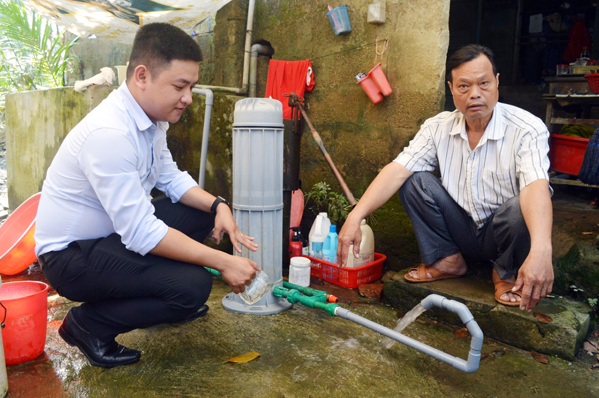 Đại diện Tập đoàn Tân Á Đại Thành hướng dẫn người dân cách sử dụng máy lọc nước