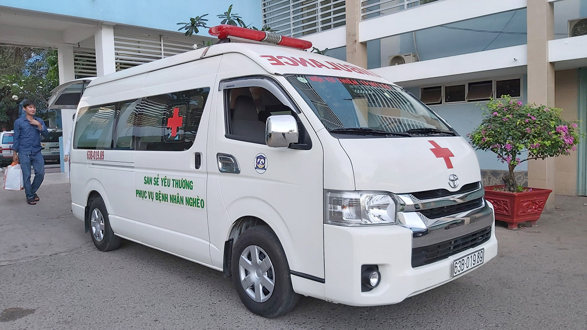 Trong hành trình của những chuyến xe cứu thương miễn phí tại BVĐK trung tâm tỉnh Tiền Giang luôn có phần đóng góp của Công ty Đại Phước Thành. ẢNH: NHẤT HUY