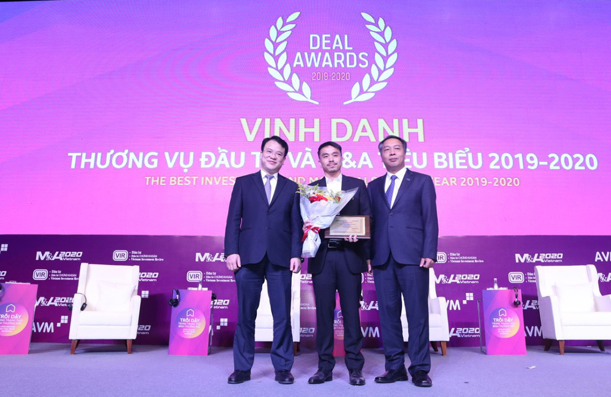 Tổng giám đốc Masan Group Danny Le (giữa) nhận chứng nhận Doanh nghiệp có thương vụ M&A tiêu biểu từ ông Trần Quốc Phương - Thứ trưởng Bộ Kế hoạch và Đầu tư và ông Lê Trọng Minh - Tổng Biên tập Báo Đầu Tư 