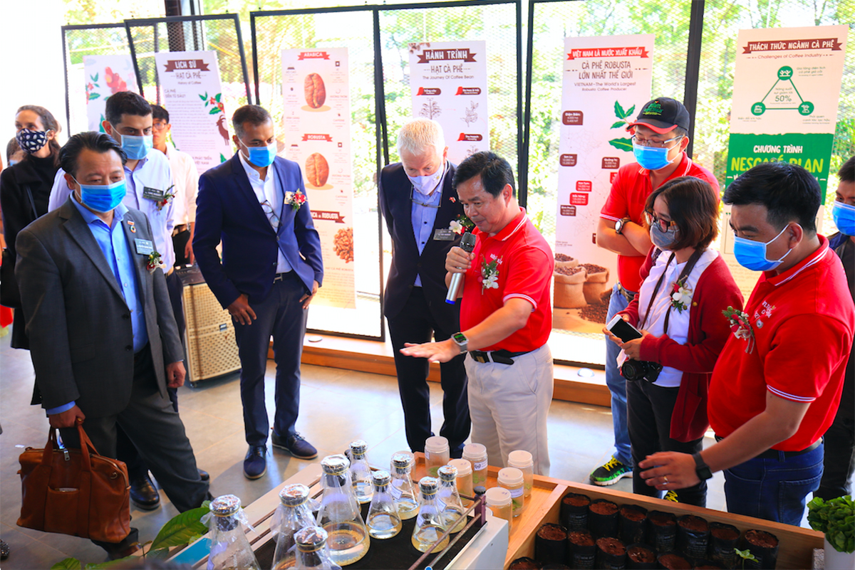 Ông Phạm Phú Ngọc, Trưởng đại diện Nestlé tại Tây nguyên giới thiệu về mô hình canh tác cà phê bền vững