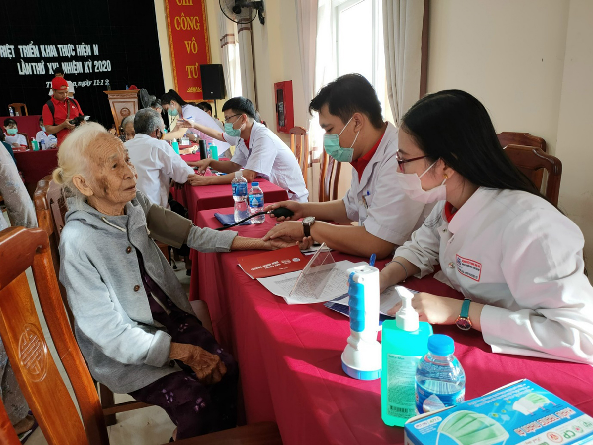 Từ ngày 25 - 29.11 và 4 - 6.12 Generali Việt Nam phối hợp với bệnh viện TW Huế tổ chức khám bệnh, phát thuốc miễn phí cho người dân miền Trung bị ảnh hưởng bởi đợt bão lũ vừa qua