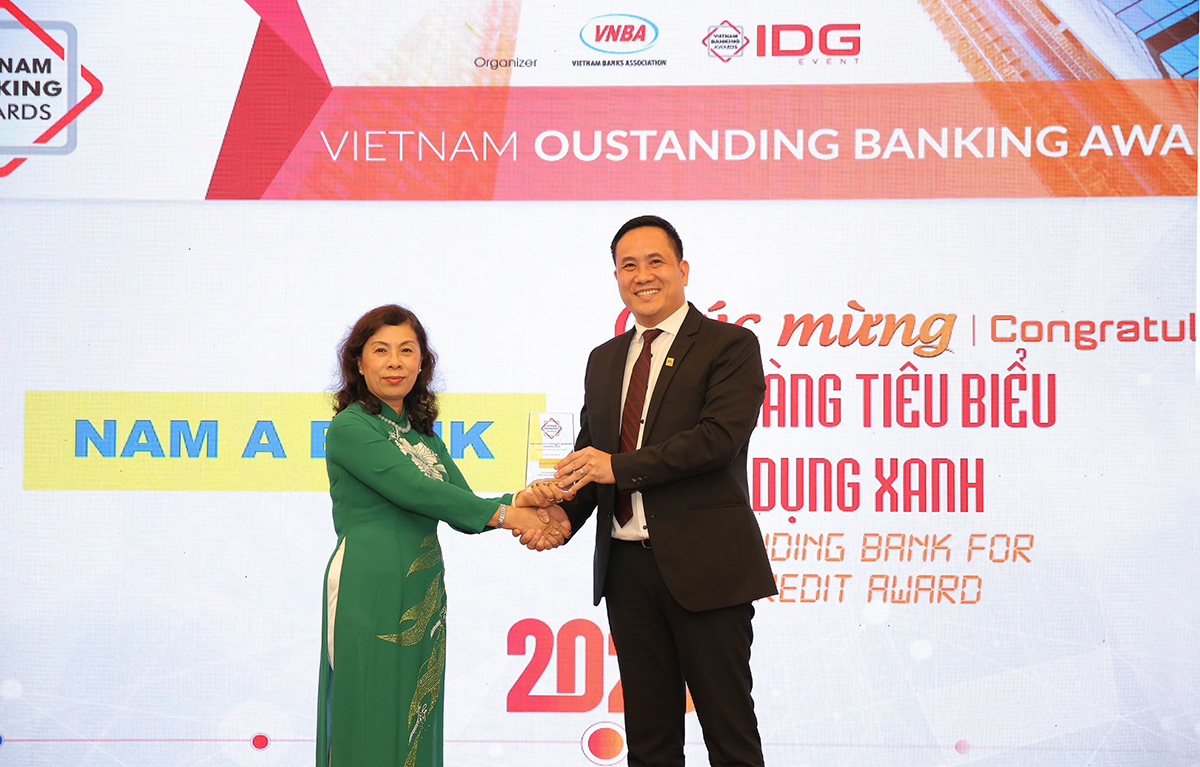Bà Lê Thị Kim Xuân - Trưởng Văn phòng đại diện Hiệp hội Ngân hàng tại TP.HCM trao giải thưởng “Ngân hàng tiêu biểu về Tín dụng xanh” năm 2020 cho đại diện Nam A Bank - ông Hà Huy Cường, Phó tổng giám đốc