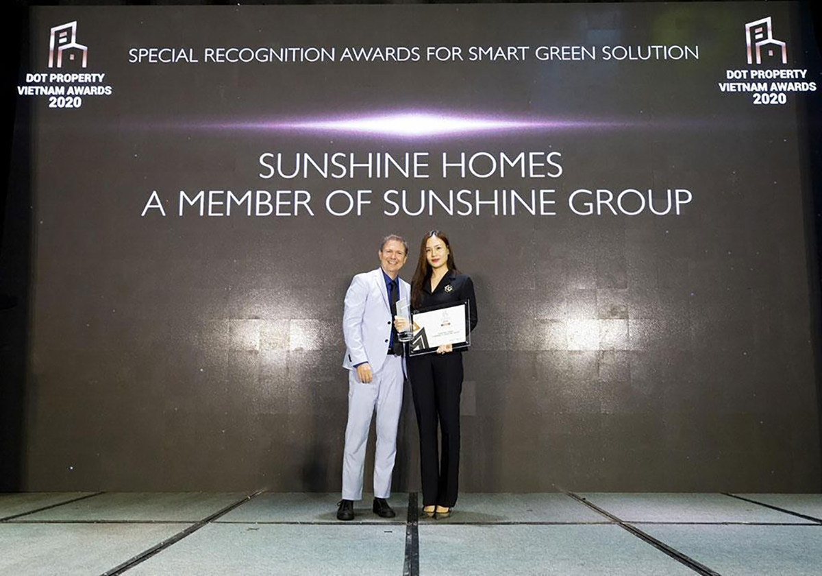 Đại diện Sunshine Homes nhận giải thưởng từ Dot Property Vietnam Awards 2020