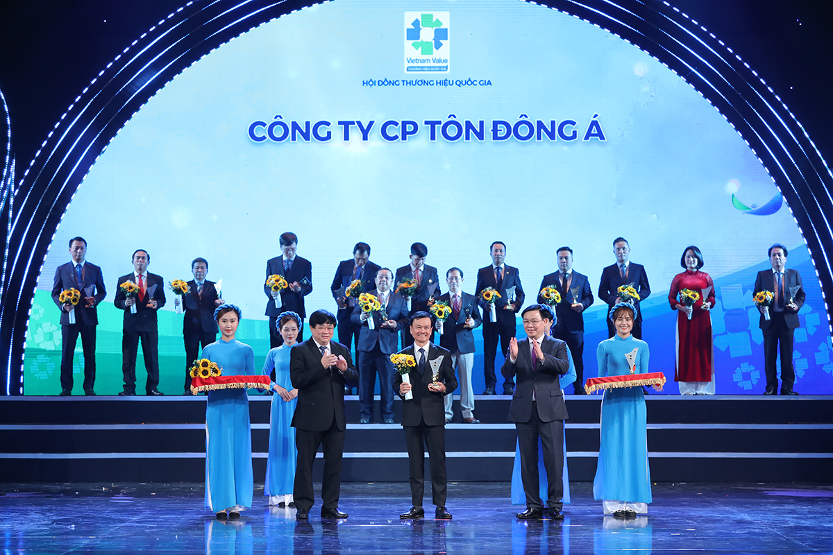 Ảnh: 1. Ông Nguyễn Thanh Trung - Chủ tịch HĐQT kiêm Tổng giám đốc Công ty CP Tôn Đông Á tại buổi lễ vinh danh Thương hiệu Quốc gia 2020 