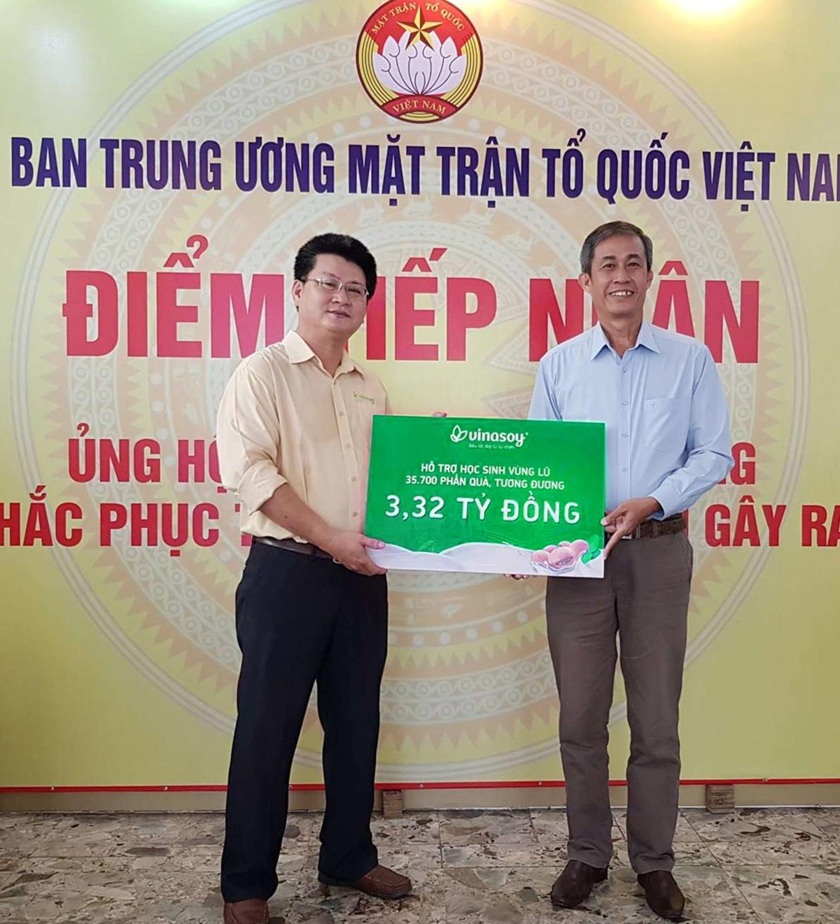 Ủy ban MTTQ Việt Nam tiếp nhận 35.700 phần quà của Vinasoy