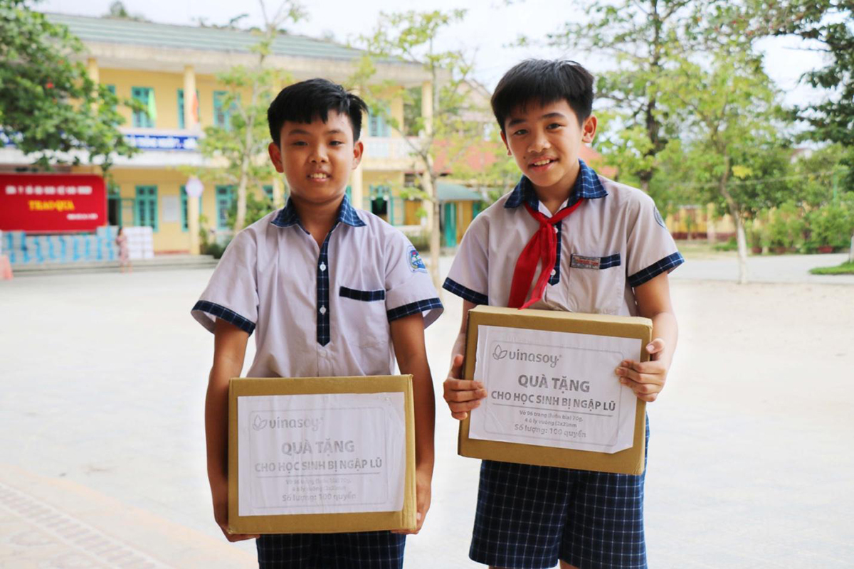 Niềm vui nhận quà của các em học sinh huyện Phong Điền, tỉnh Thừa Thiên-Huế
