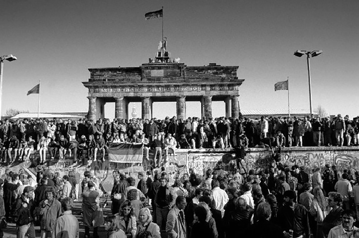 Người dân vui mừng trước sự sụp đổ của bức tường Berlin, đánh dấu cột mốc thống nhất nước Đức