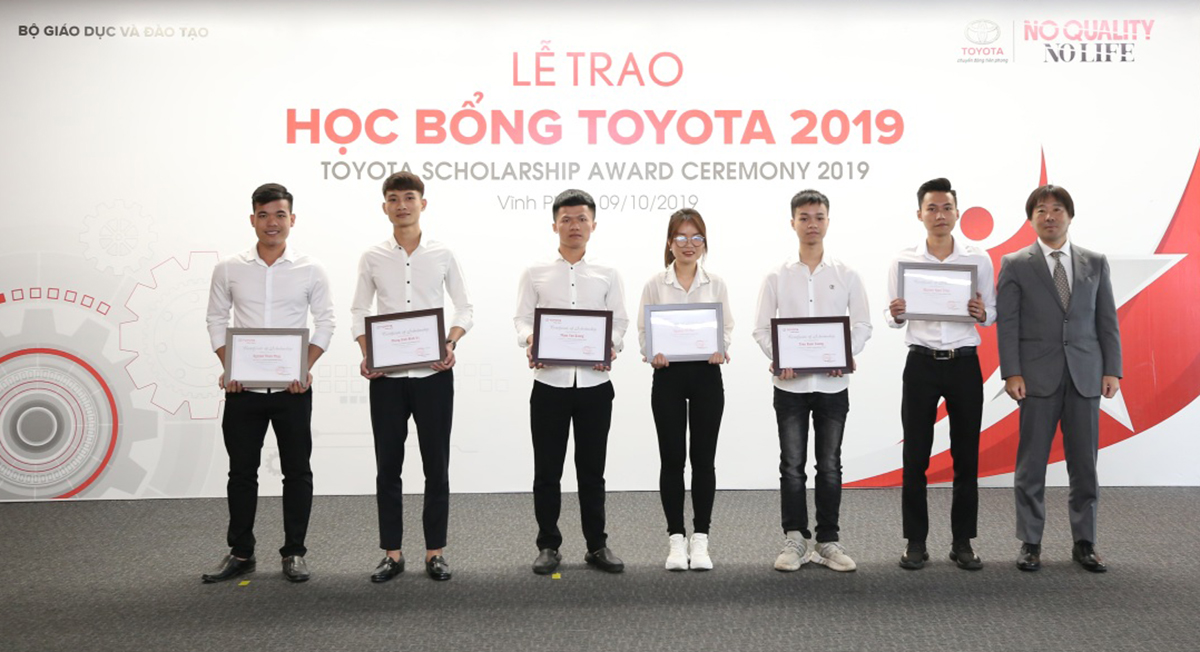 Đại diện Toyota trao học bổng cho các sinh viên xuất sắc