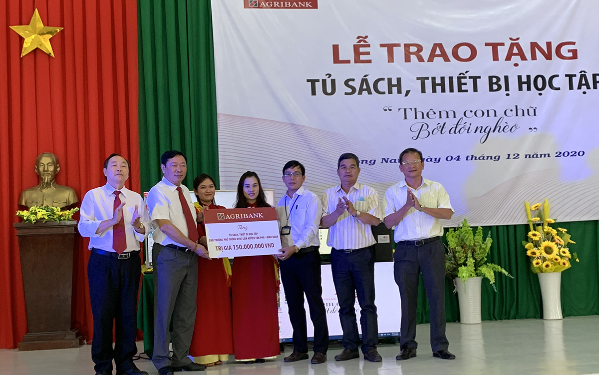 Lãnh đạo Agribank Đồng Nai, Sở GD-ĐT, UBND H.Tân Phú trao tặng thiết bị dạy học cho Trường PTDT Nội trú 