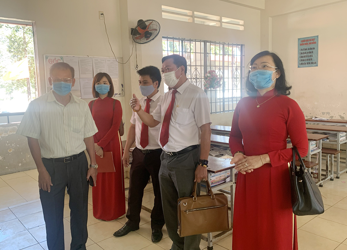 Lãnh đạo Agribank Đồng Nai cùng lãnh đạo Sở GD-ĐT khảo sát các phòng học của nhà trường có gắn thiết bị của chương trình