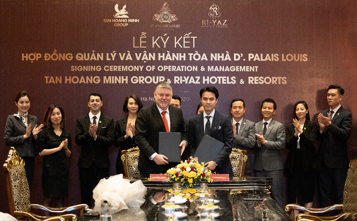 Phó tổng giám đốc Tập đoàn Tân Hoàng Minh, ông Đỗ Hoàng Minh cùng đại diện Ri-Yaz Hotels & Resorts tại Việt Nam ký MOU quản lý vận hành D’. Palais Louis