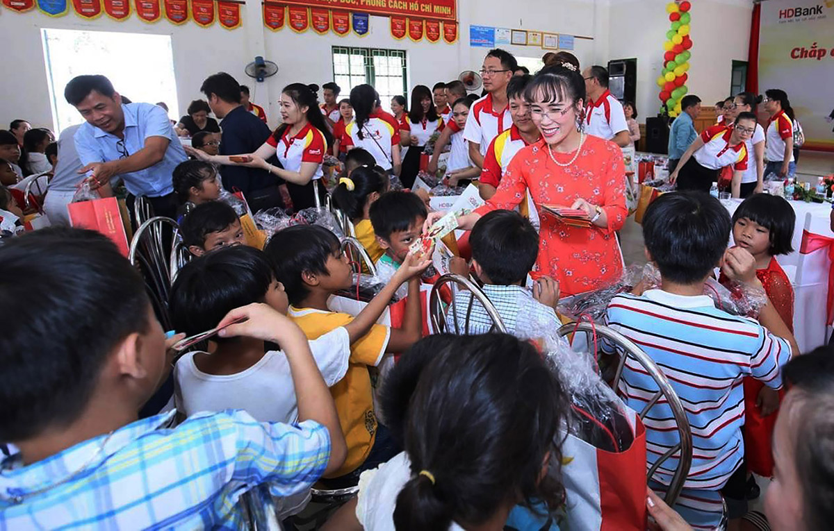 Bà Nguyễn Thị Phương Thảo dành mối quan tâm đặc biệt tới các trẻ em chịu thiệt thòi trong cuộc sống (Ảnh: Hữu Tài)