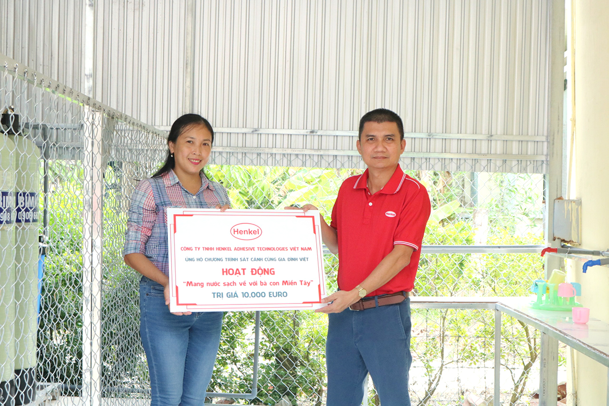 Ông Lê Minh Tuấn trao tặng 10.000 Euro giá trị dự án cho đại diện “Sát cánh cùng gia đình Việt”