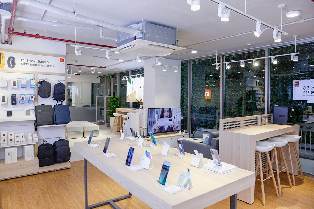 Khu vực trải nghiệm với đa dạng các sản phẩm tại Trung tâm bảo hành Xiaomi