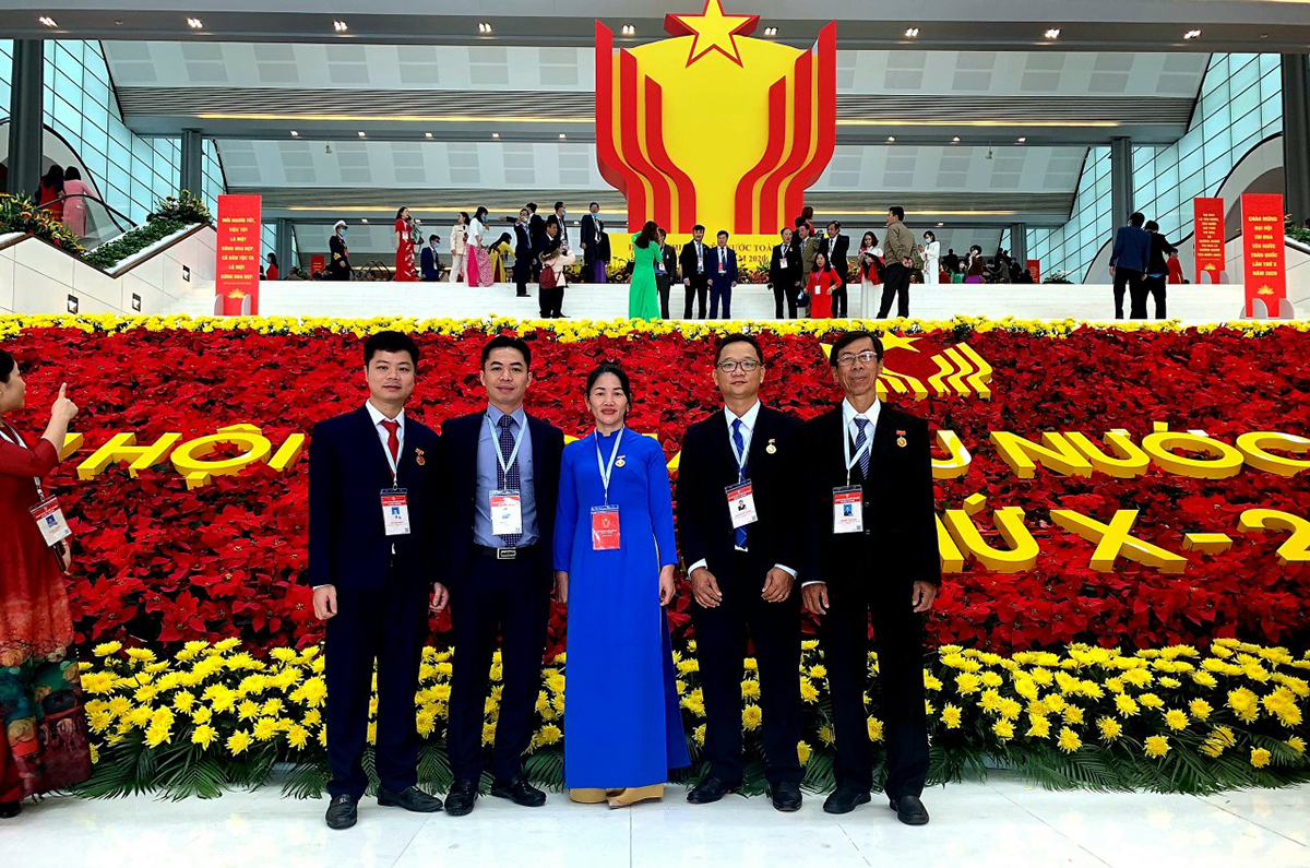 AHLĐ Trương Thái Sơn (phải) tham dự Đại hội Thi đua yêu nước toàn quốc lần thứ 10 tại Hà Nội - Ảnh: EVNHCMC