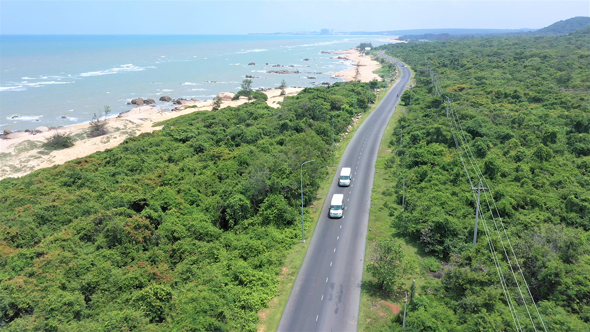 Tuyến đường ven biển Hồ Tràm đang được mở rộng lên 42m