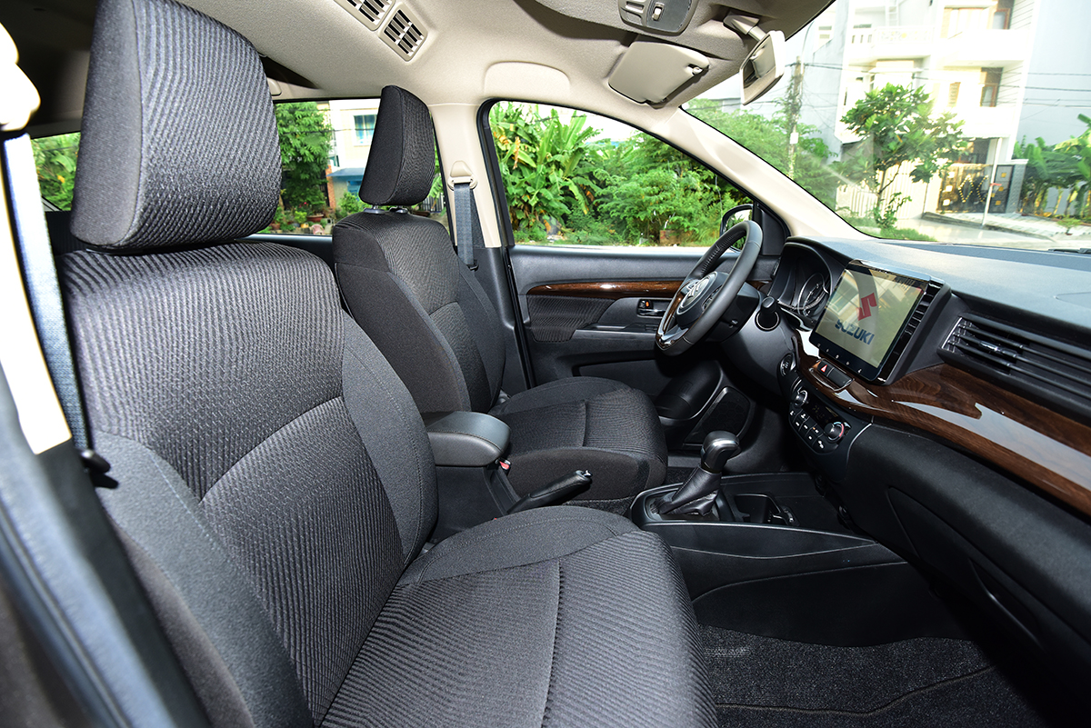 Khoang nội thất đầy đủ tiện nghi của Suzuki Ertiga Sport 