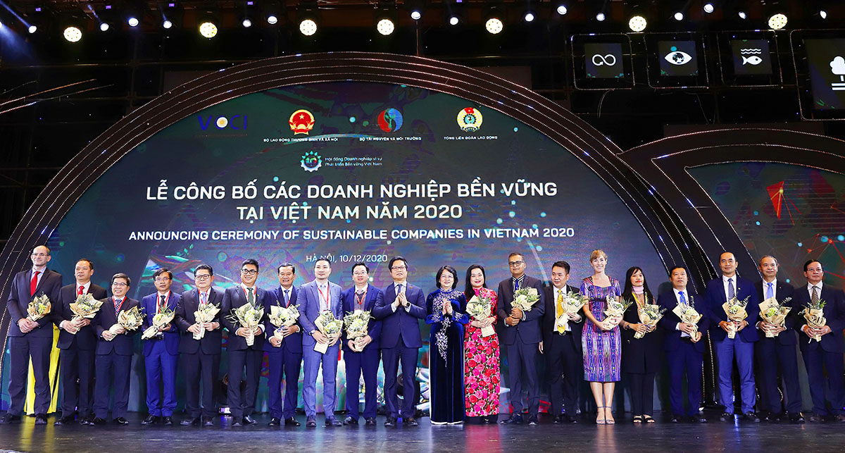 Bà Đặng Thị Ngọc Thịnh - Ủy viên Trung ương Đảng, Phó chủ tịch nước Cộng hòa xã hội chủ nghĩa Việt Nam tặng hoa chúc mừng TOP 10 Doanh nghiệp dẫn đầu phát triển bền vững tại Việt Nam năm 2020