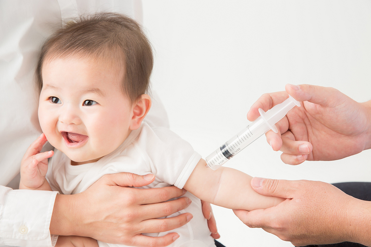 Đưa trẻ đi tiêm vắc-xin là cách phòng chống các bệnh gây ra bởi vi khuẩn phế cầu tốt nhất