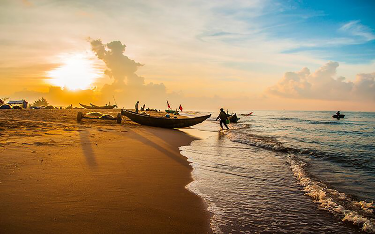 Biển Long Hải đầy sức sống trong bình minh 