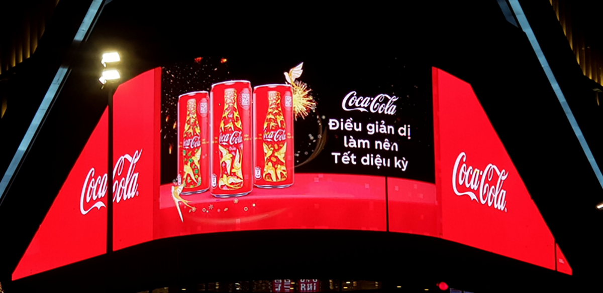 Hình ảnh én vàng đồng loạt xuất hiện trên các bảng quảng cáo ngoài trời của Coca-Cola gợi nhắc tết đang đến rất gần